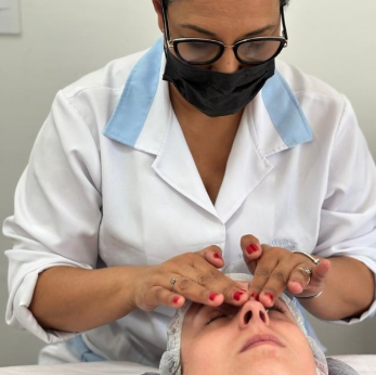 Domi Aguiar realizando massagem facial manual