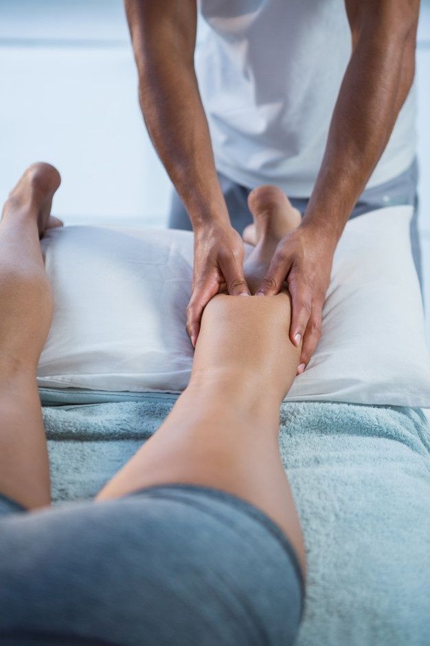 Massagem Detox — manipulação manual nas pernas para drenagem